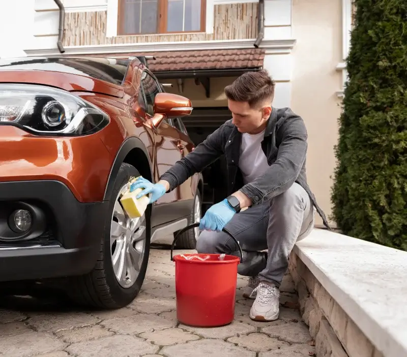 Lavage auto à domicile Salavas : professionnel intervenant sur un véhicule